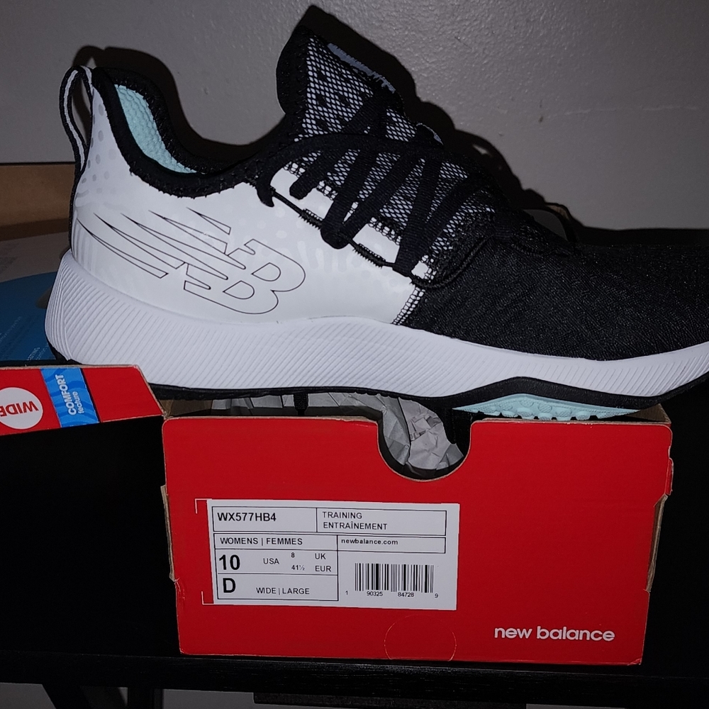 New Balance memory foam tennis shoe